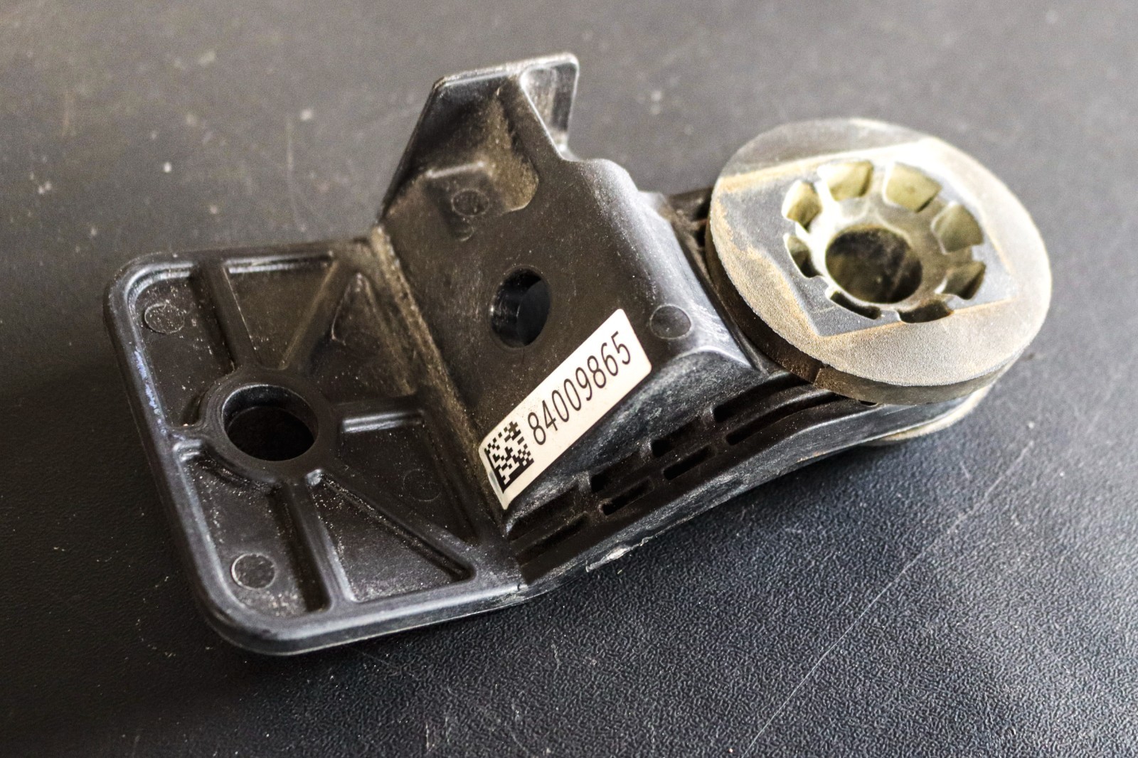2016-2024 Chevy Camaro Passenger Side Radiator Upper Bracket OEM 84009865 *USED*