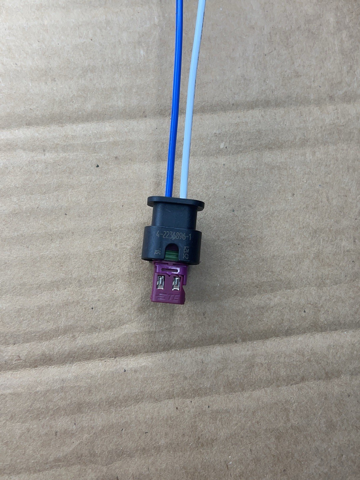 New 2pin 4-2236896-1 For Tesla Pedestrain Warning speaker Connector Pigtail Plug