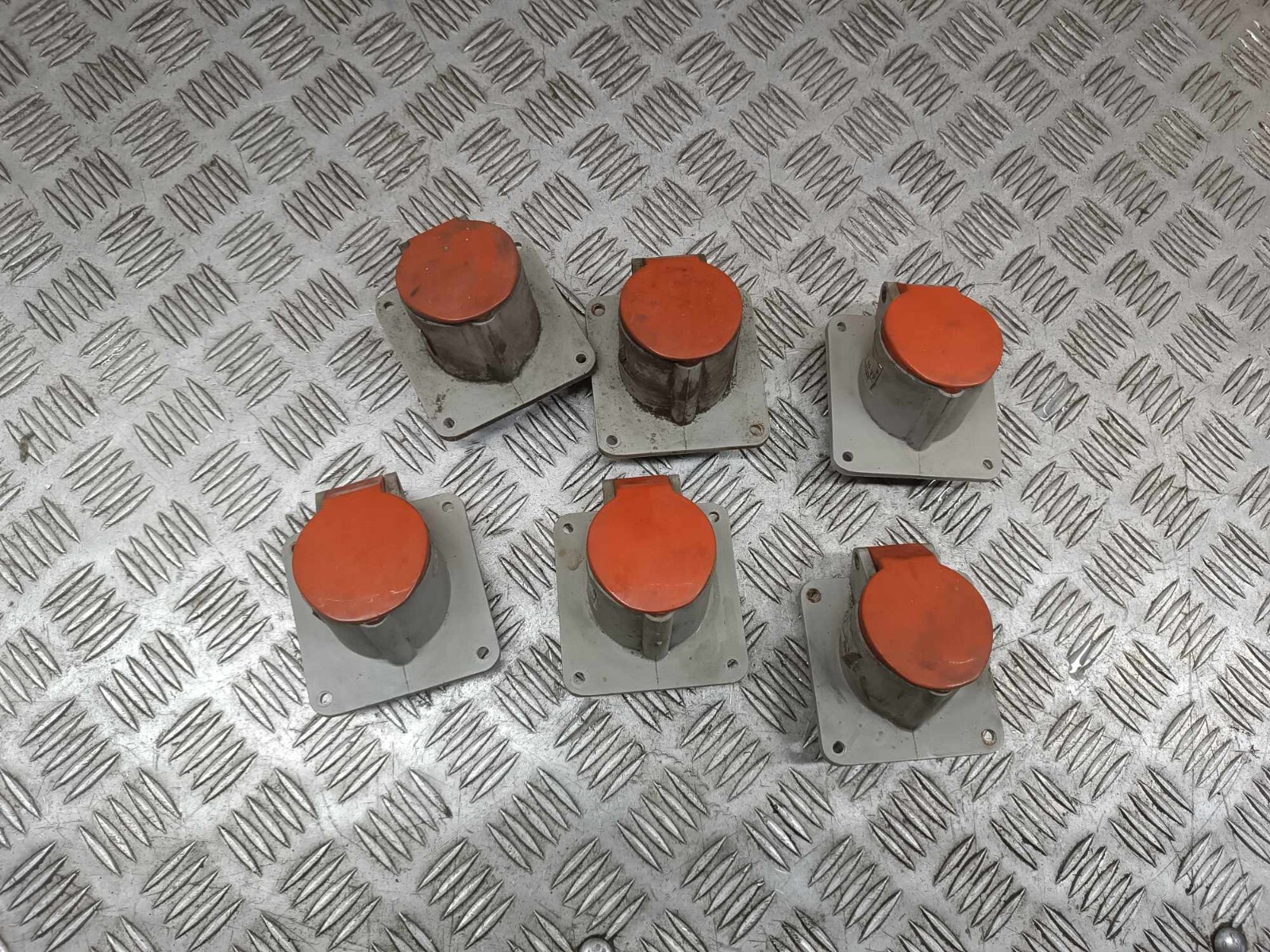 6 PIECES INDUSTRIAL WALL SOCKET 3P+T 380V