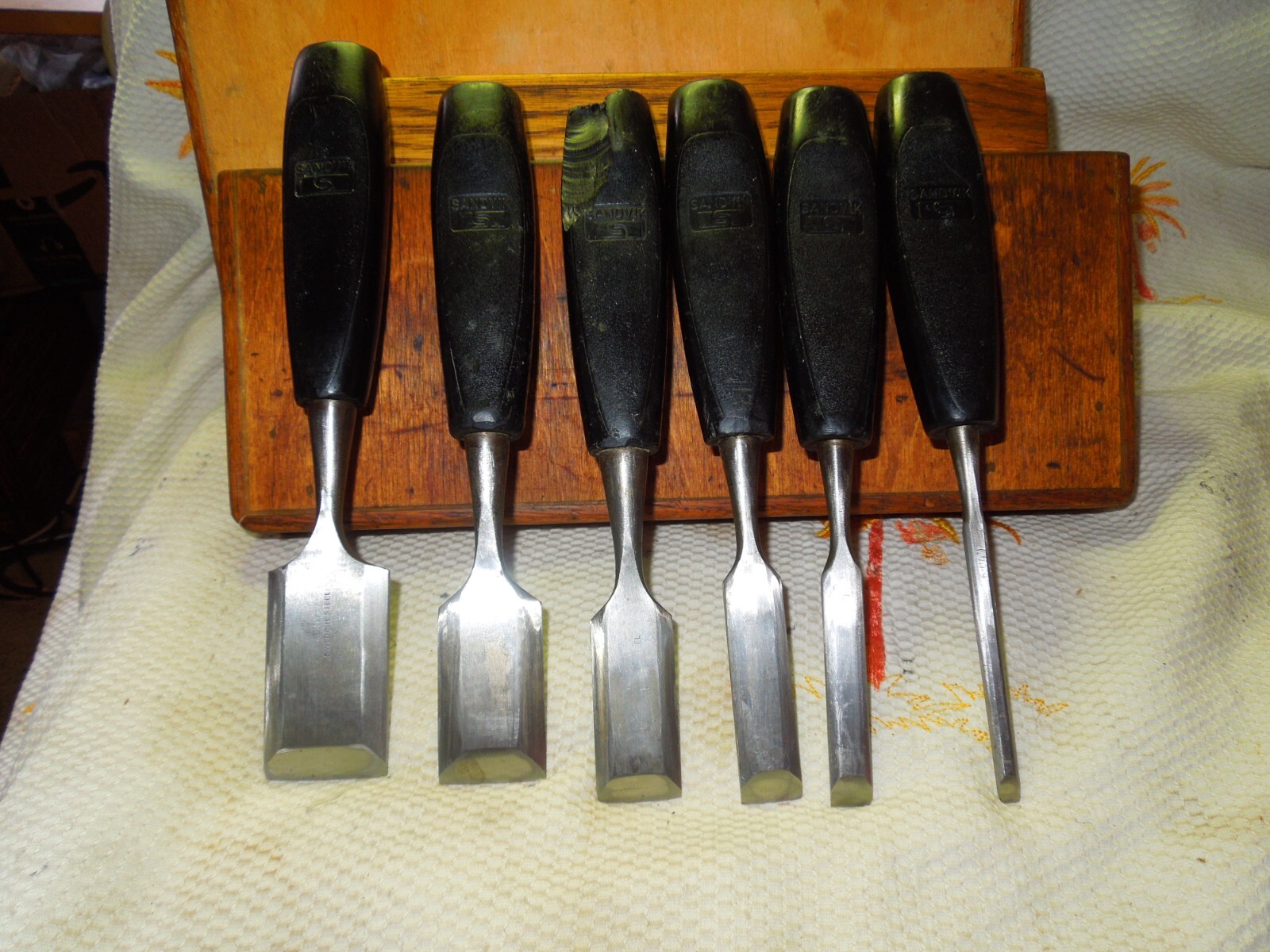 VINTAGE SANDVIK 6 PC CHISELS MADE IN HOLLAND SWEEDISH STEEL MAGNETIC WOOD CASE