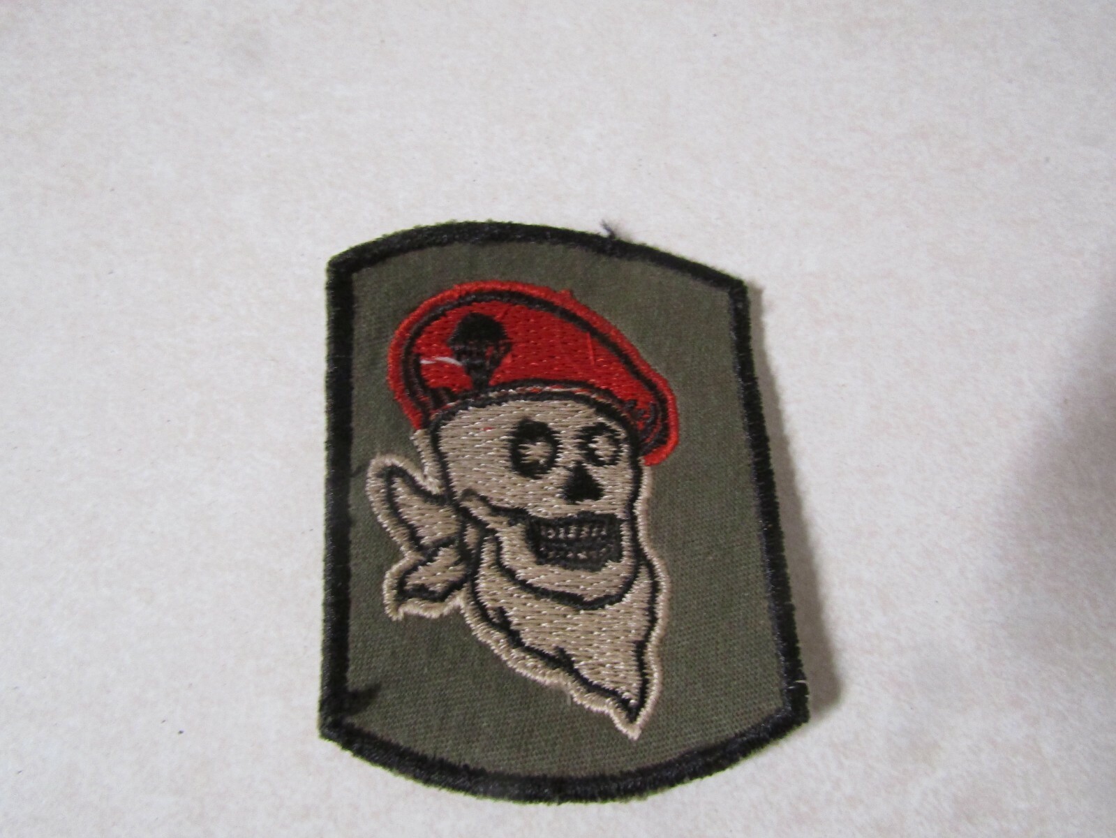 MILITARY PATCH OLD VIETNAM ERA RED BERET SKULL SCARF
