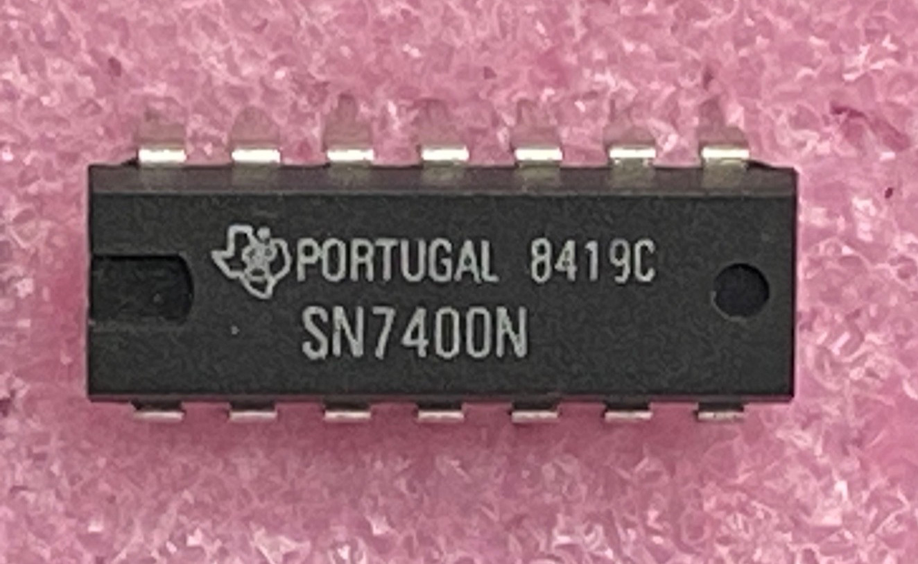 Texas Instruments SN7400N quad 2-input NAND Integrated Circuit