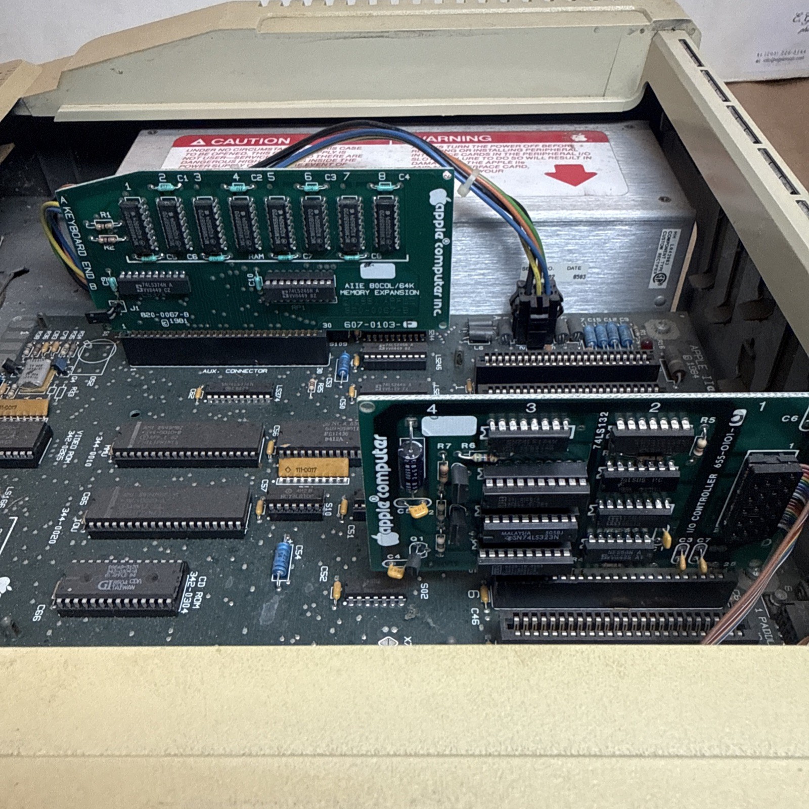 Apple IIe A2S2064 Vintage Personal Computer. Power Tested. Light On.