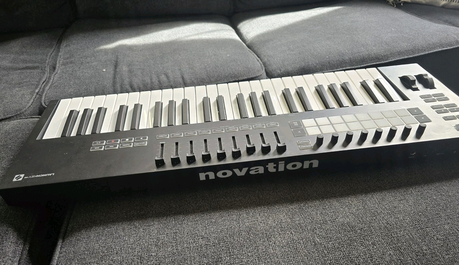 Novation Launchkey-49-mk3 Keyboard Controller With Usb Cable