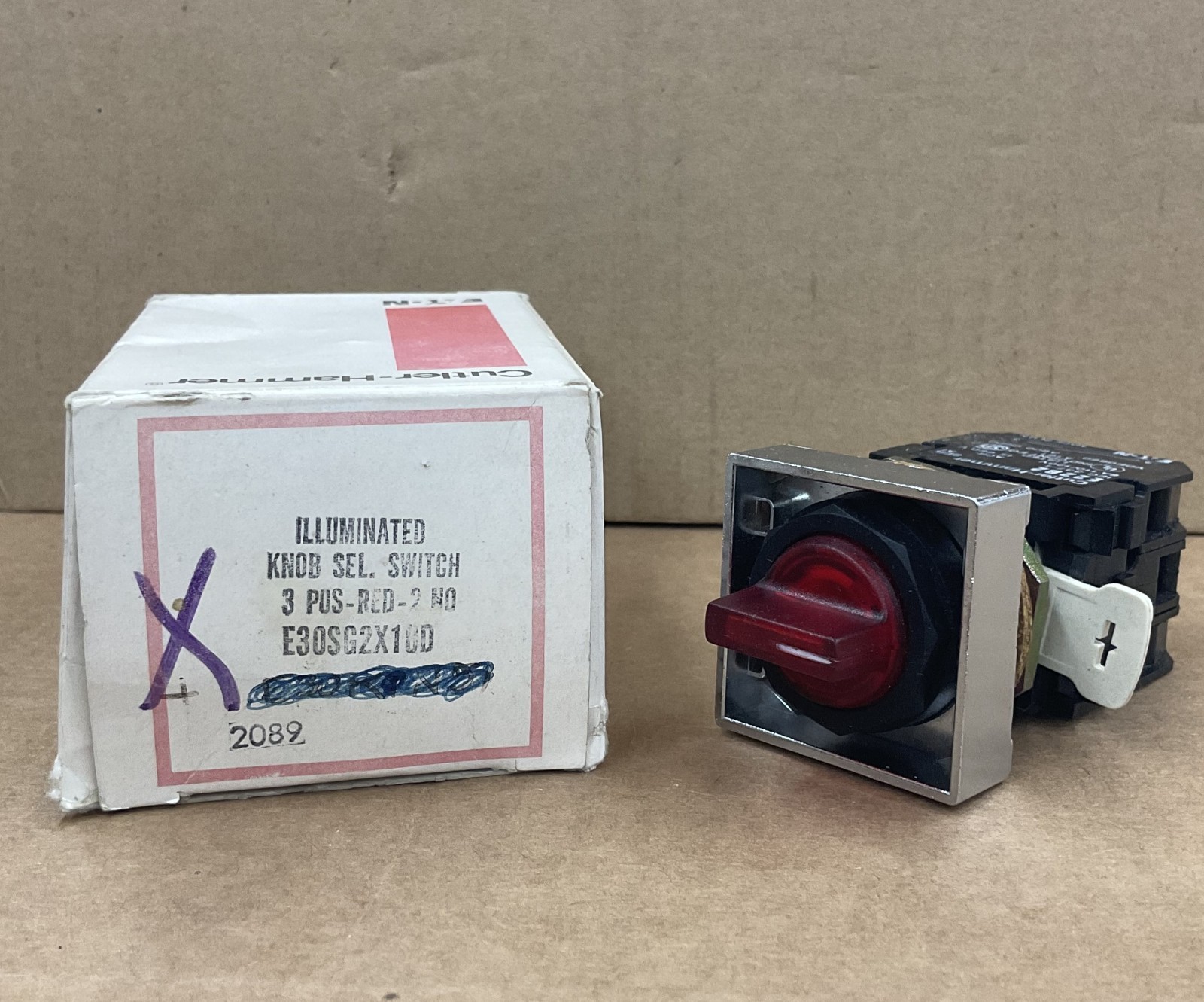 Eaton E30SG2X10D Selector Switch, illuminated, Red, 3 Position