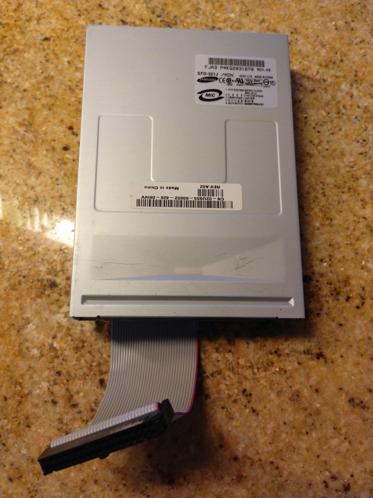 Samsung SFD-321J Desktop 3.5 in. Floppy Drive w/ Ribbon Cable