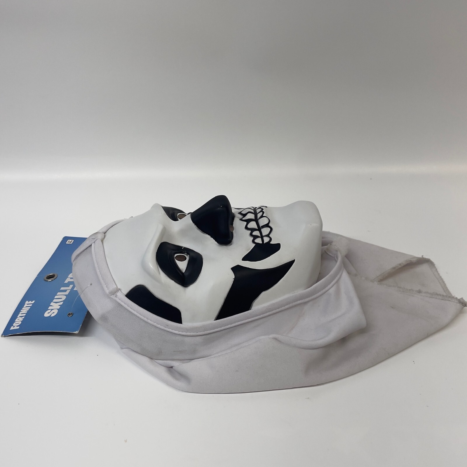 Spirit Halloween Fortnite Skull Trooper 14+ Mask Epic Games NWT 2018