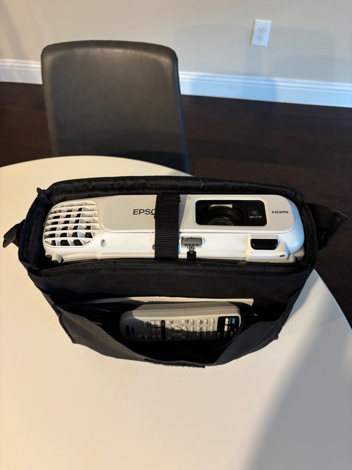 Epson EX3220 SVGA Tri-LCD Projector 3000 Lumens with Only 51 Lamp Hours!