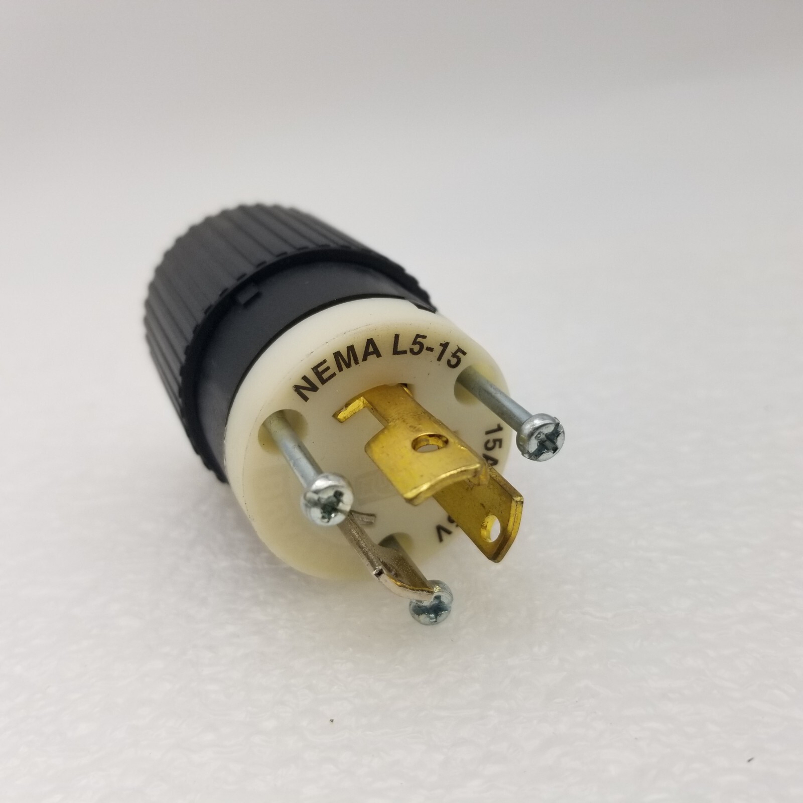 BRYANT 4721NP 2 Pole 3 Wire 15A 125V Locking Plug, NEMA L5-15, New in Bag