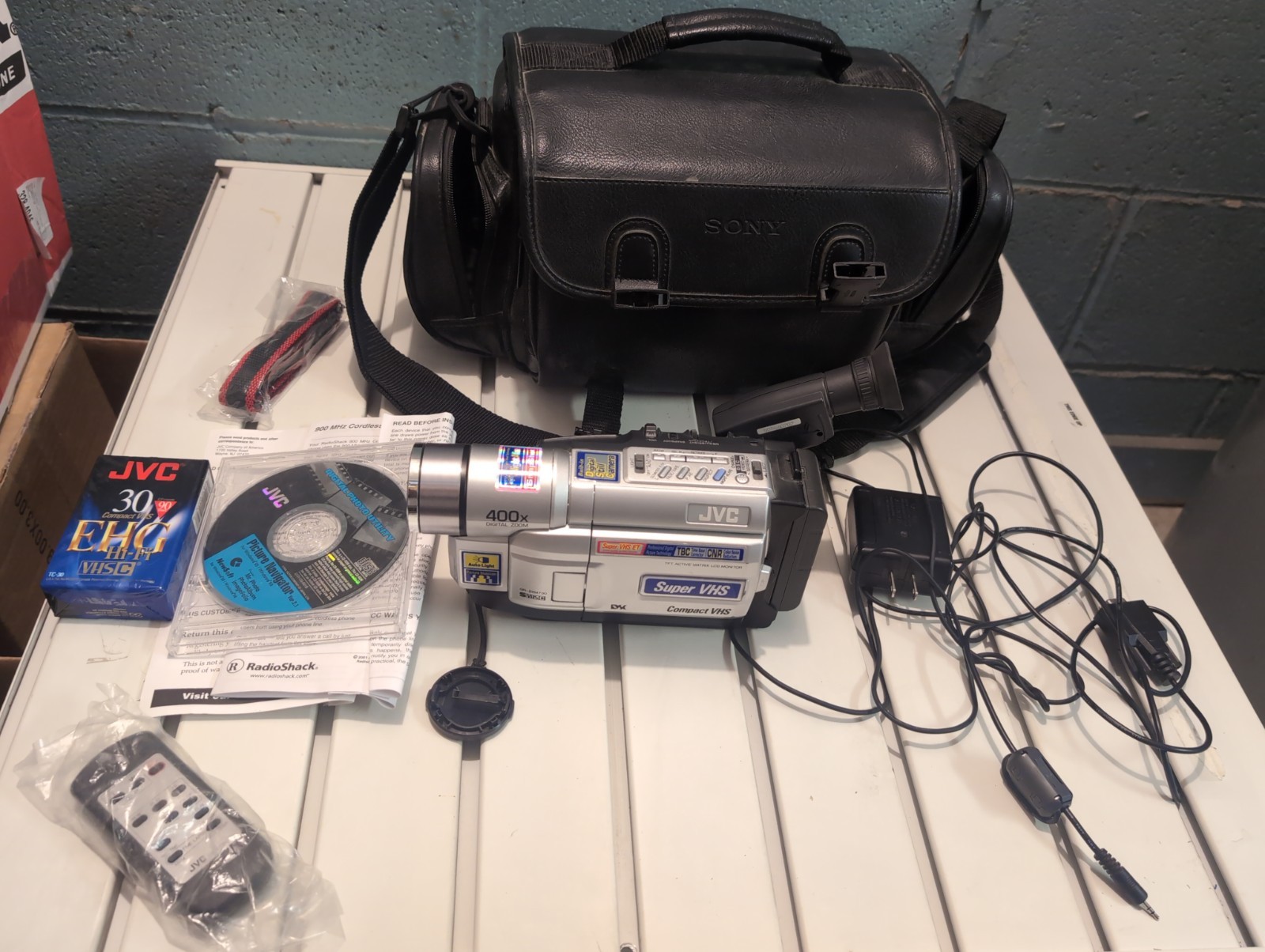 Vintage JVC Super VHS GR-SXM730 Compact VHS Camcorder Plus Accessories.