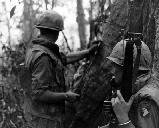 101st Airborne U.S. Soldiers on patrol using radio 8x10 Vietnam War Photo 723