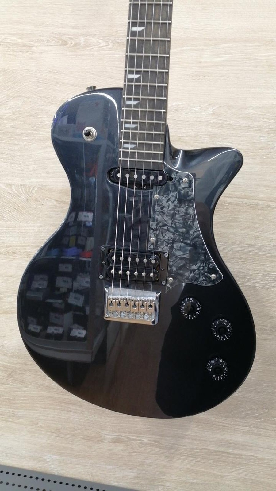 RYOGA HORNET/LE Used Mahogany body Maple neck Black w/Soft case
