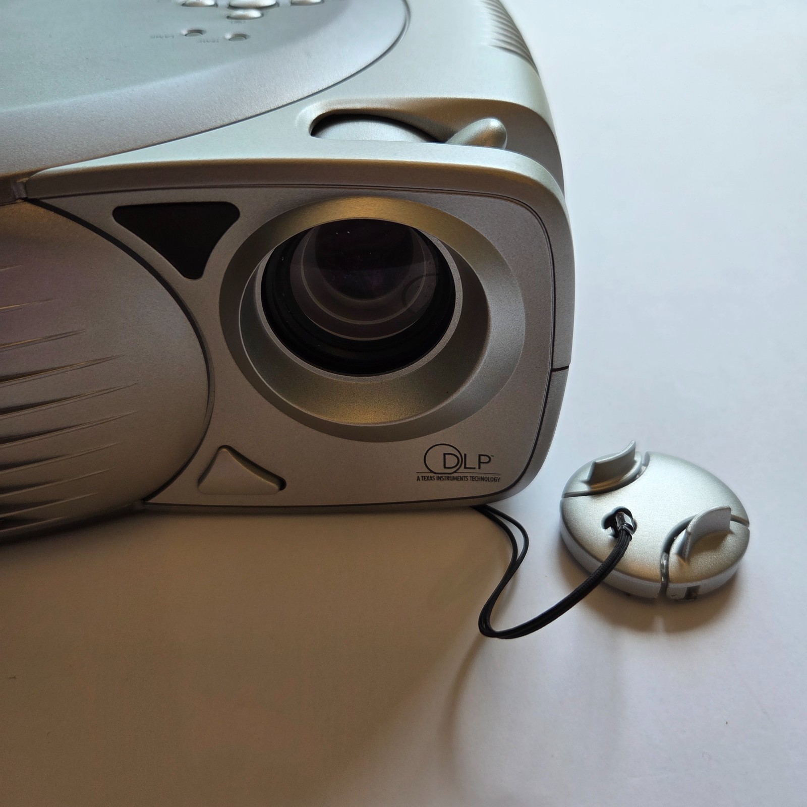 Dell 2100MP DLP Front Projector with Case Remote Cables