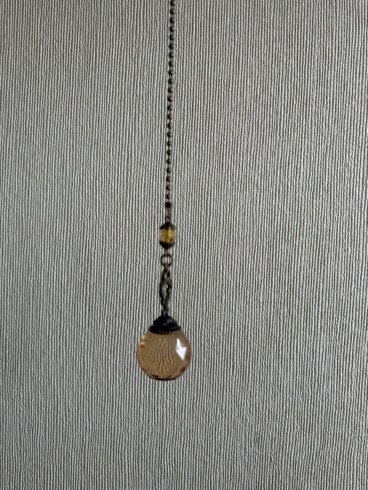 Decorative chain pull featuring amber crystals
