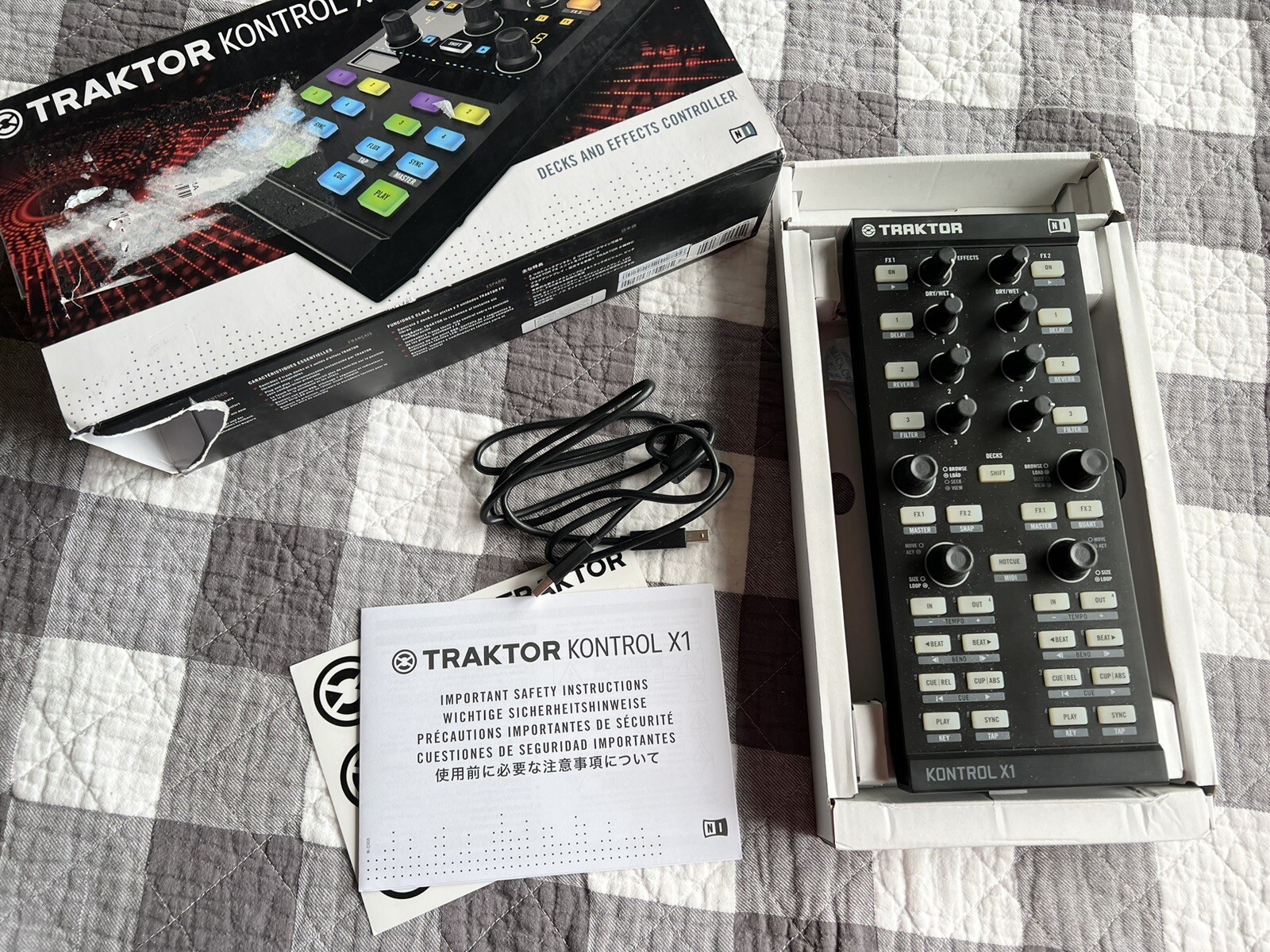 Native Instruments DJ Controller TRAKTOR Kontrol X1 MK1 (THIS IS MK1 NOT MK2)