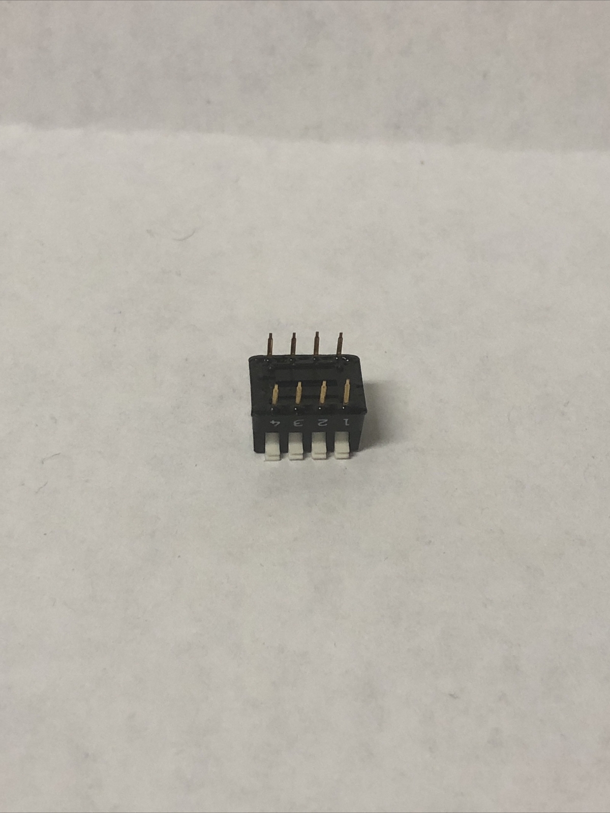 435802-3 RIGHT ANGLE 4 POS DIP SWITCH