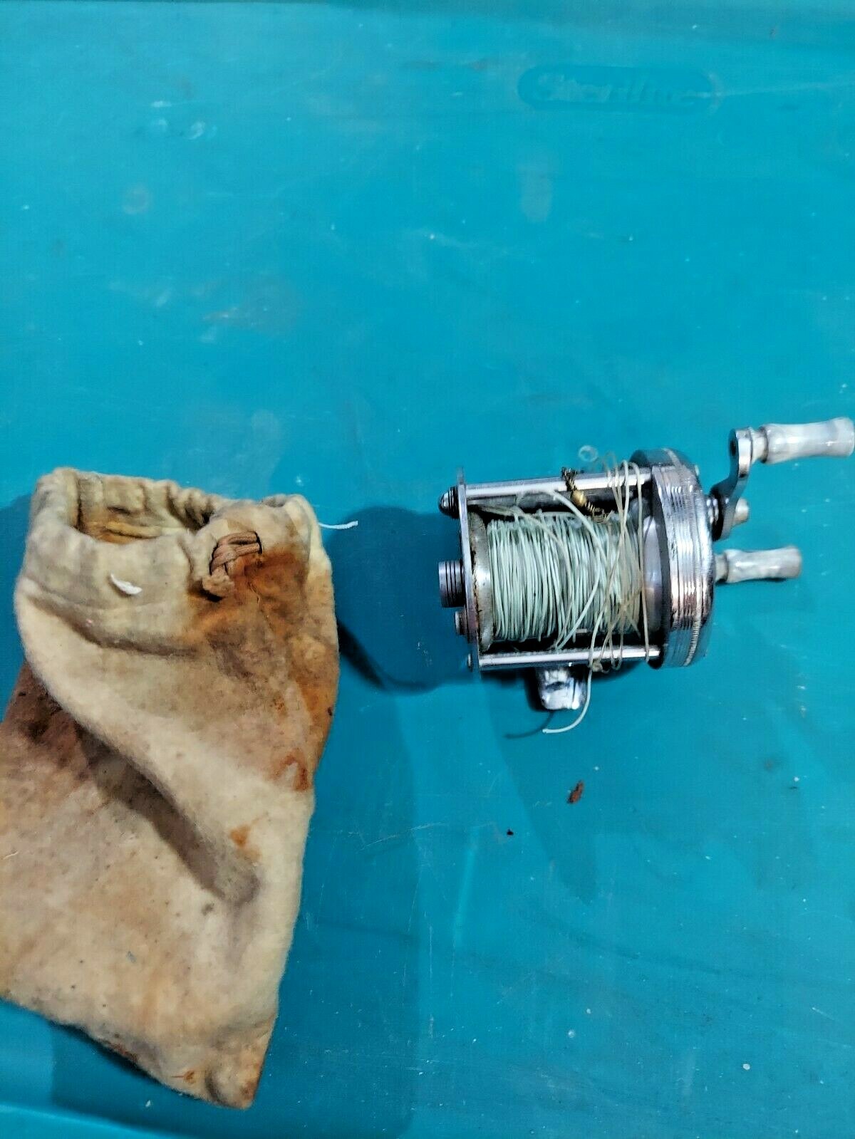 Vintage Bronson Lashless model-1700-A has cloth bag with it, Works well.