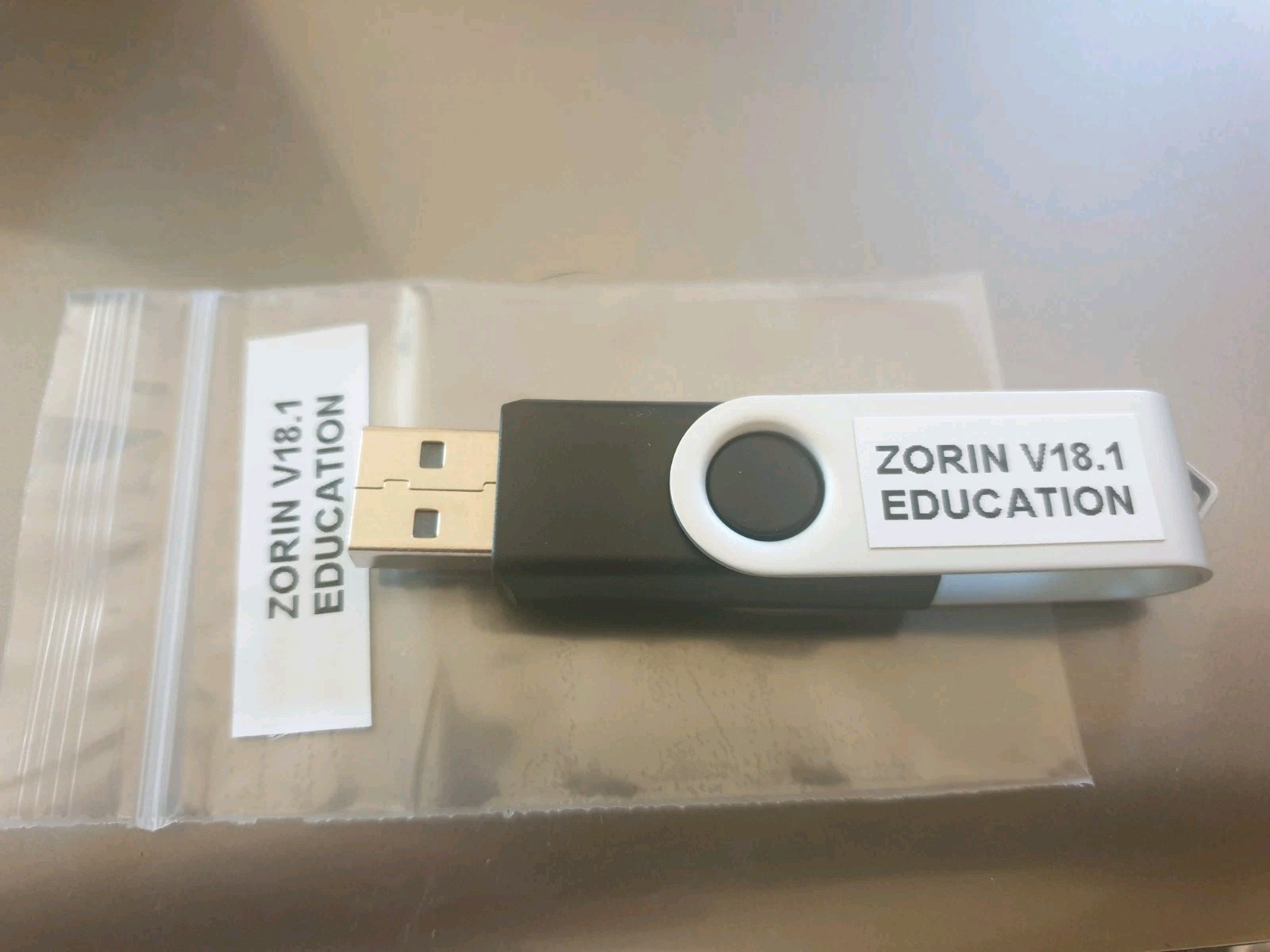 Linux Zorin OS 18.1 Education, 64-bit, Bootable Live and Install USB Flash Drive