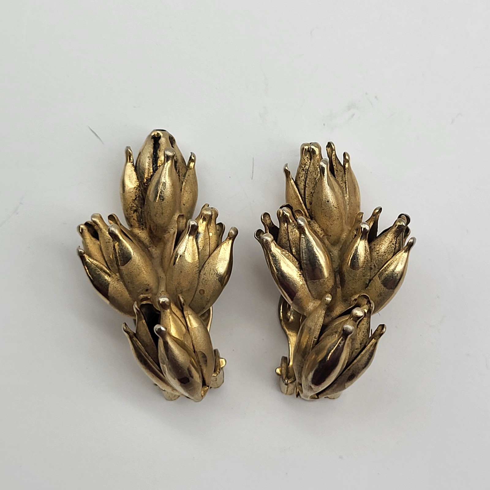 Beautiful vintage 3D flower floral clip earrings unsigned elegant