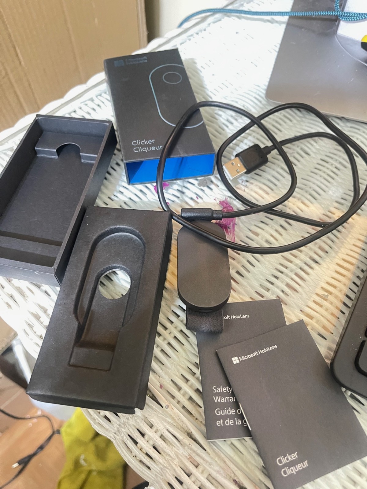 Microsoft HoloLens Clicker Model 1754 with manuals & usb cord(D18)