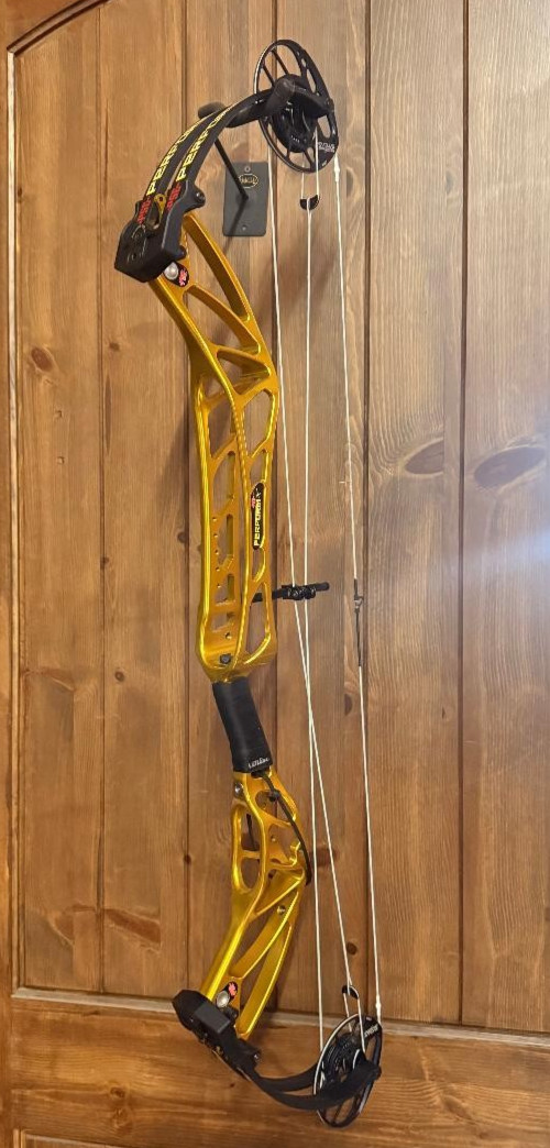 Very Nice PSE 60# Perform X TARGET BOW Gold With GAS strings Shoot Through