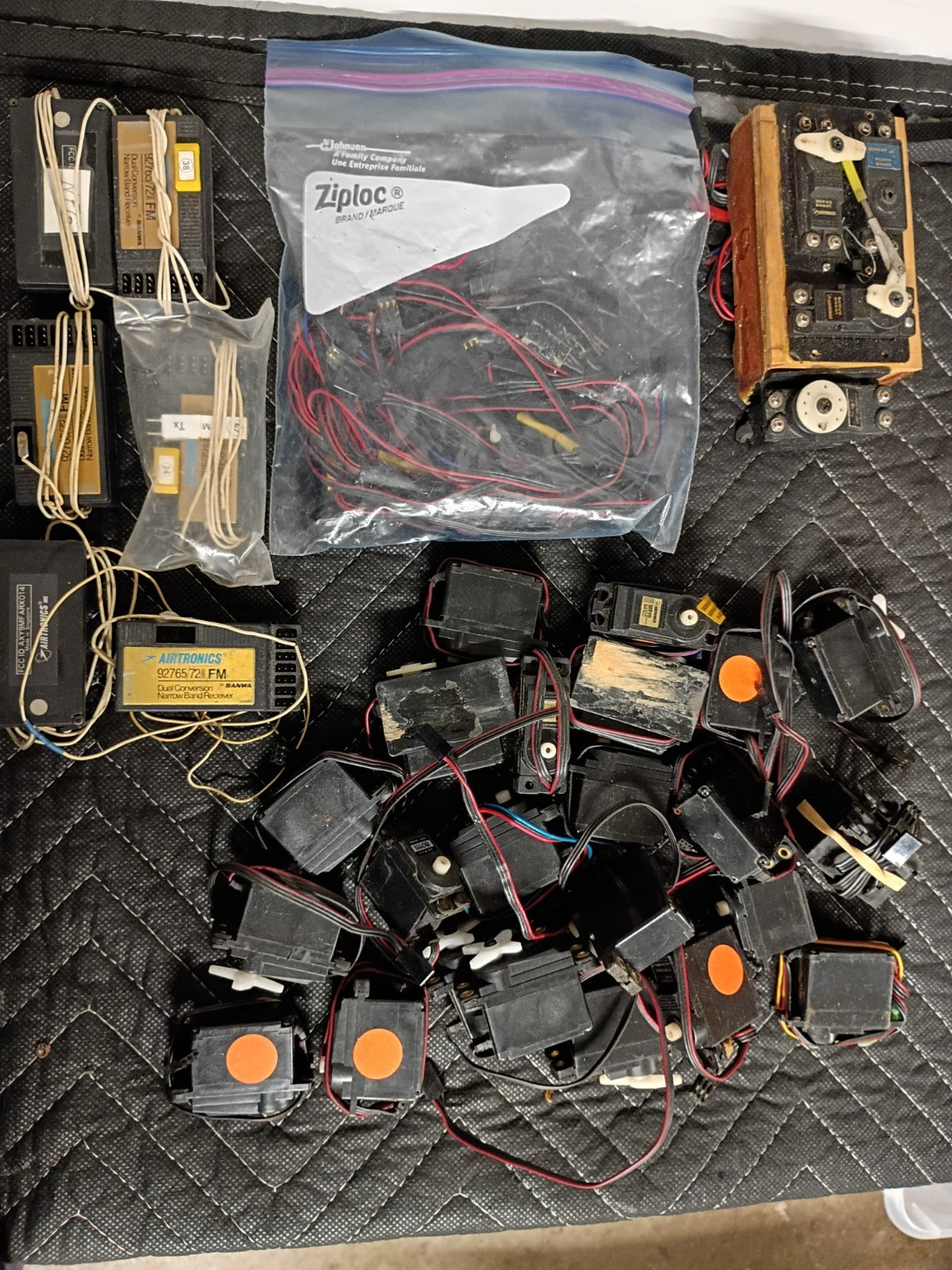 Lot Of 28 Airtronics  Sanwa Servos, Receivers, switch, Extension/y harness.
