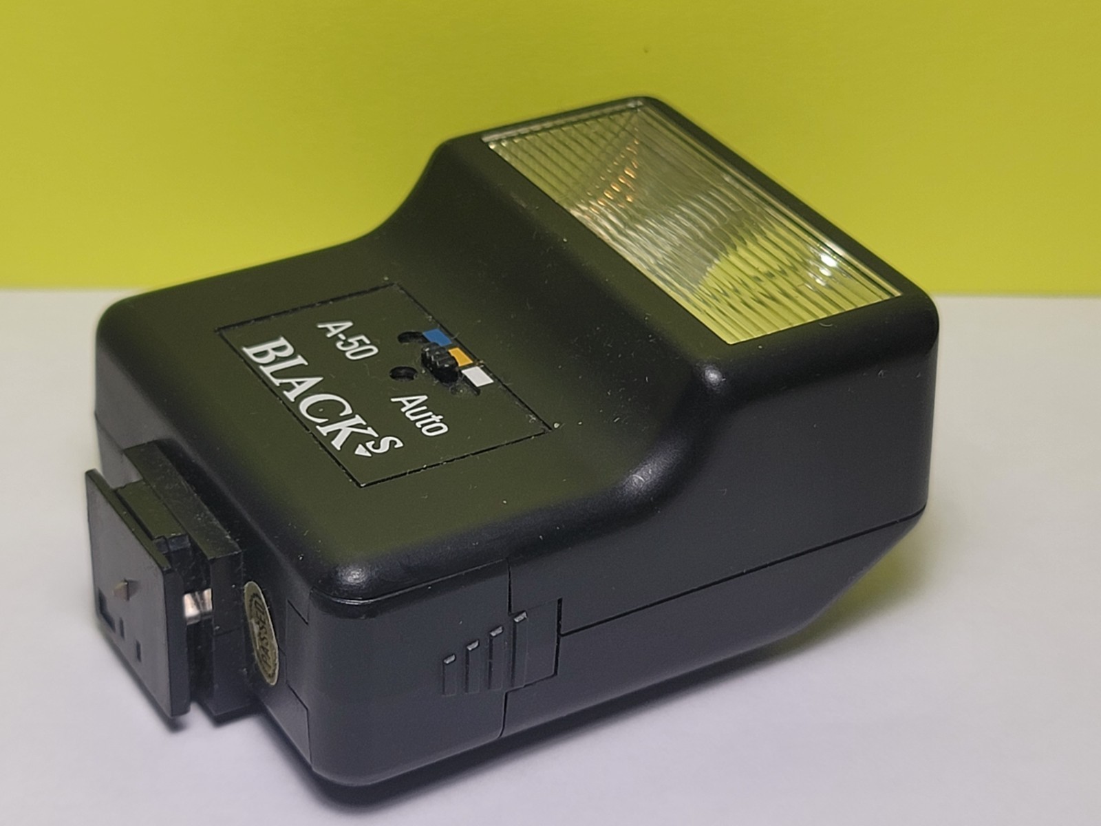 '' Yashica - Sears - Black Compact Flash - Small - Tiny flash for SLR cameras