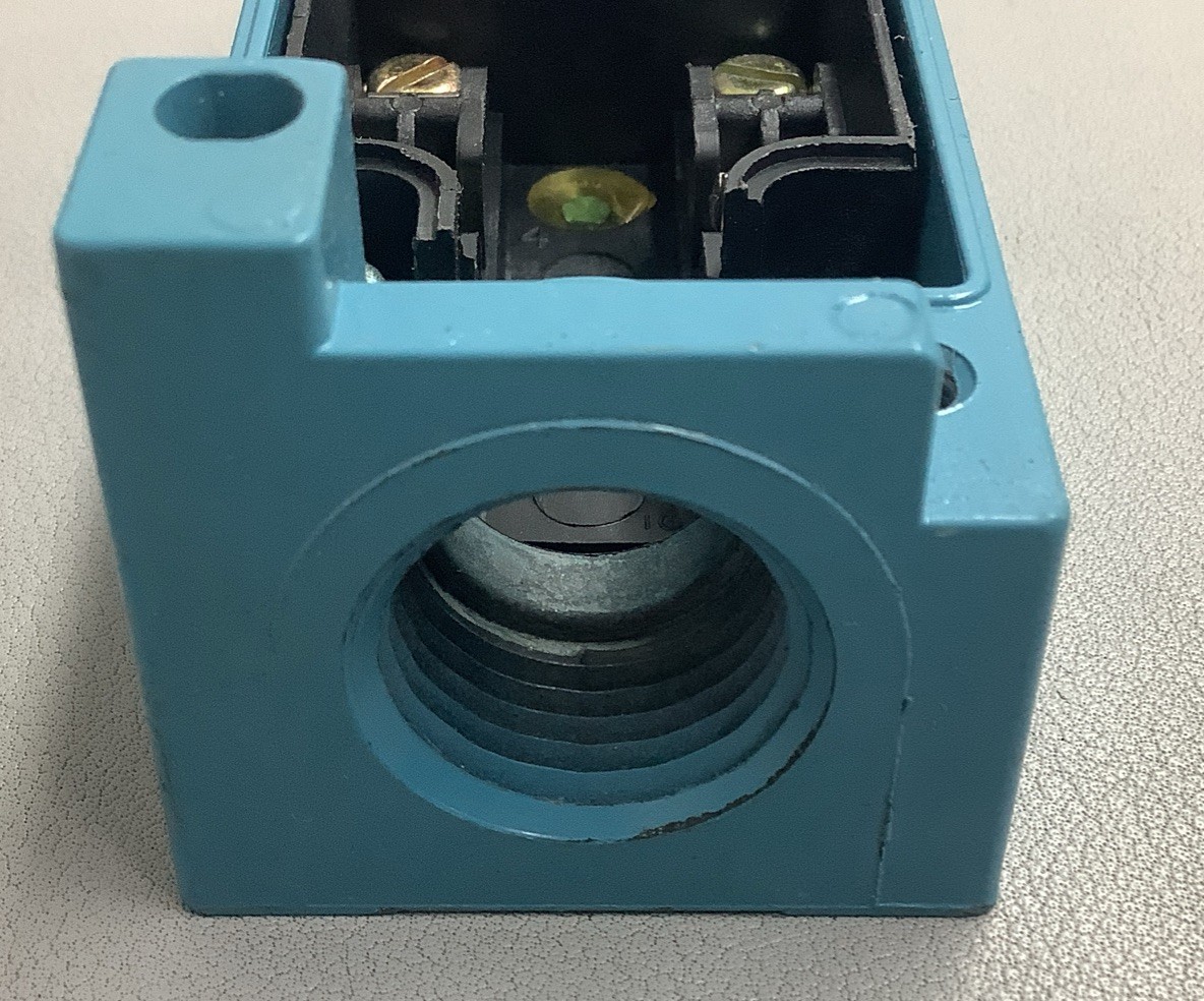 Honeywell MicroSwitch Proximity Limit Switch LYS01C-2S, 120VAC, 0.5A (b667)