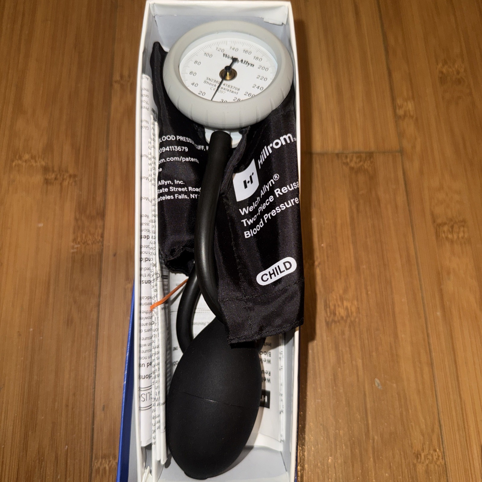 Welch Allyn DS44-09cb Sphygmomanometer Aneroid Family Practice Kit Cuffs & Gauge