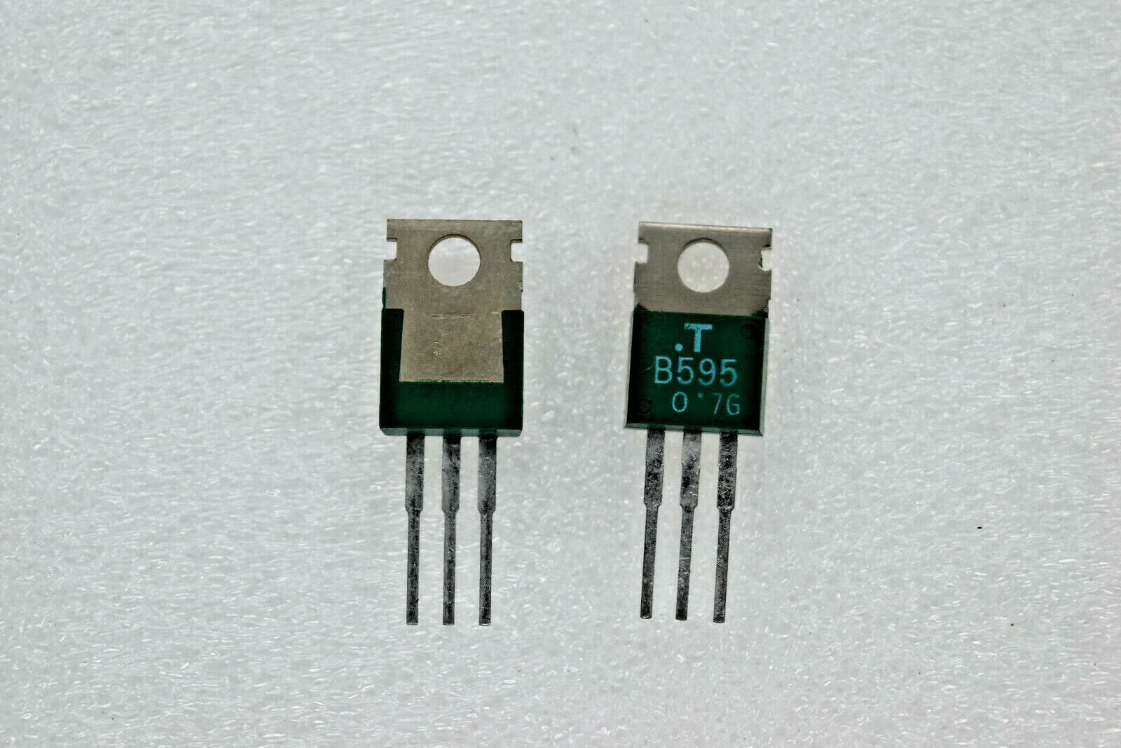 2 pcs  2SB595 Original Toshiba Transistor OLD/ NEW . Stock USA