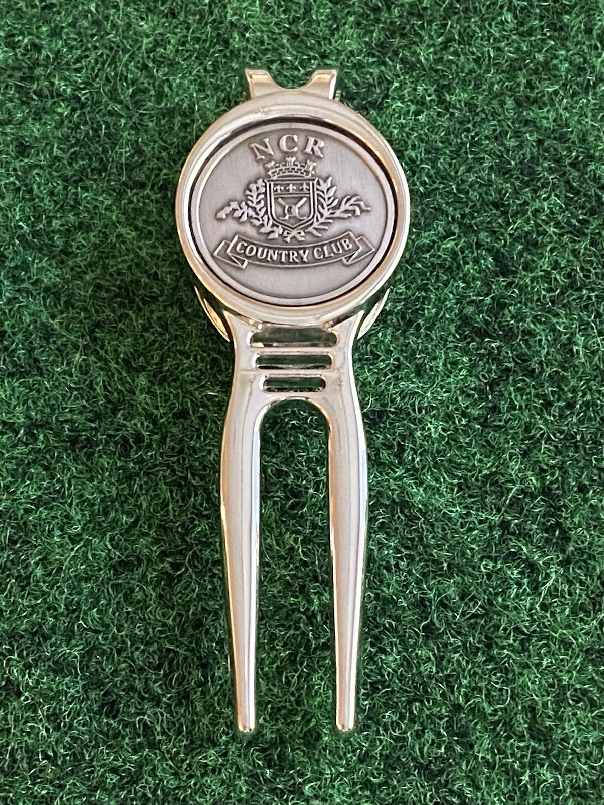 NCR COUNTRY CLUB Golf Ball Marker W/ Divot Repair Tool