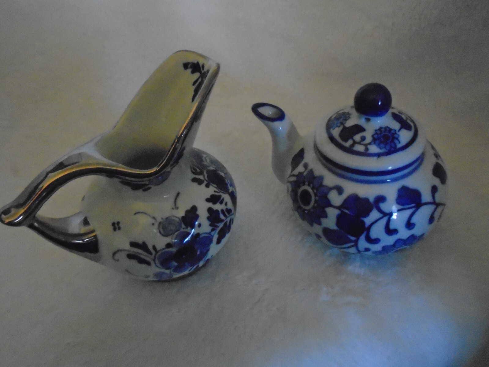 China doll dish set, lid is nonremovable, flawless, cute collectibles, blue/whit