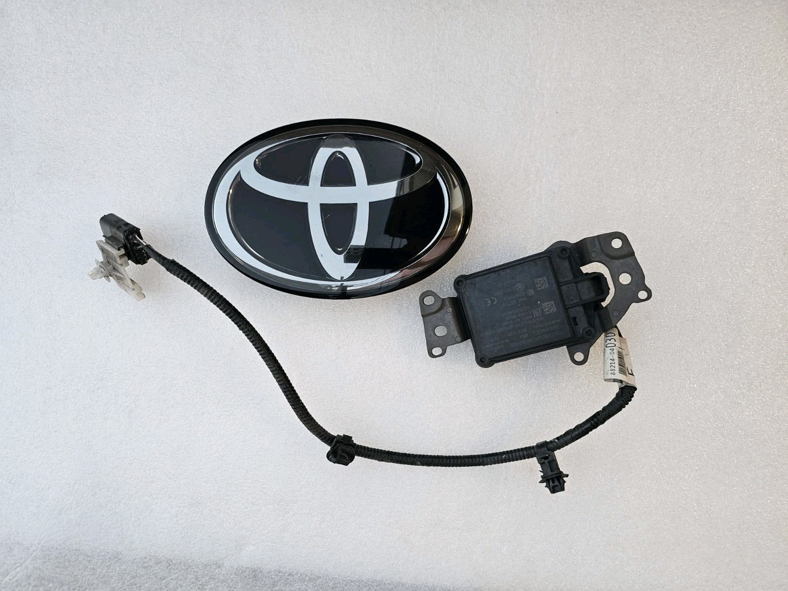 2018-2023 Toyota Tacoma Distance Sensor 88210-04010 And Emblem 90975 02159 OEM