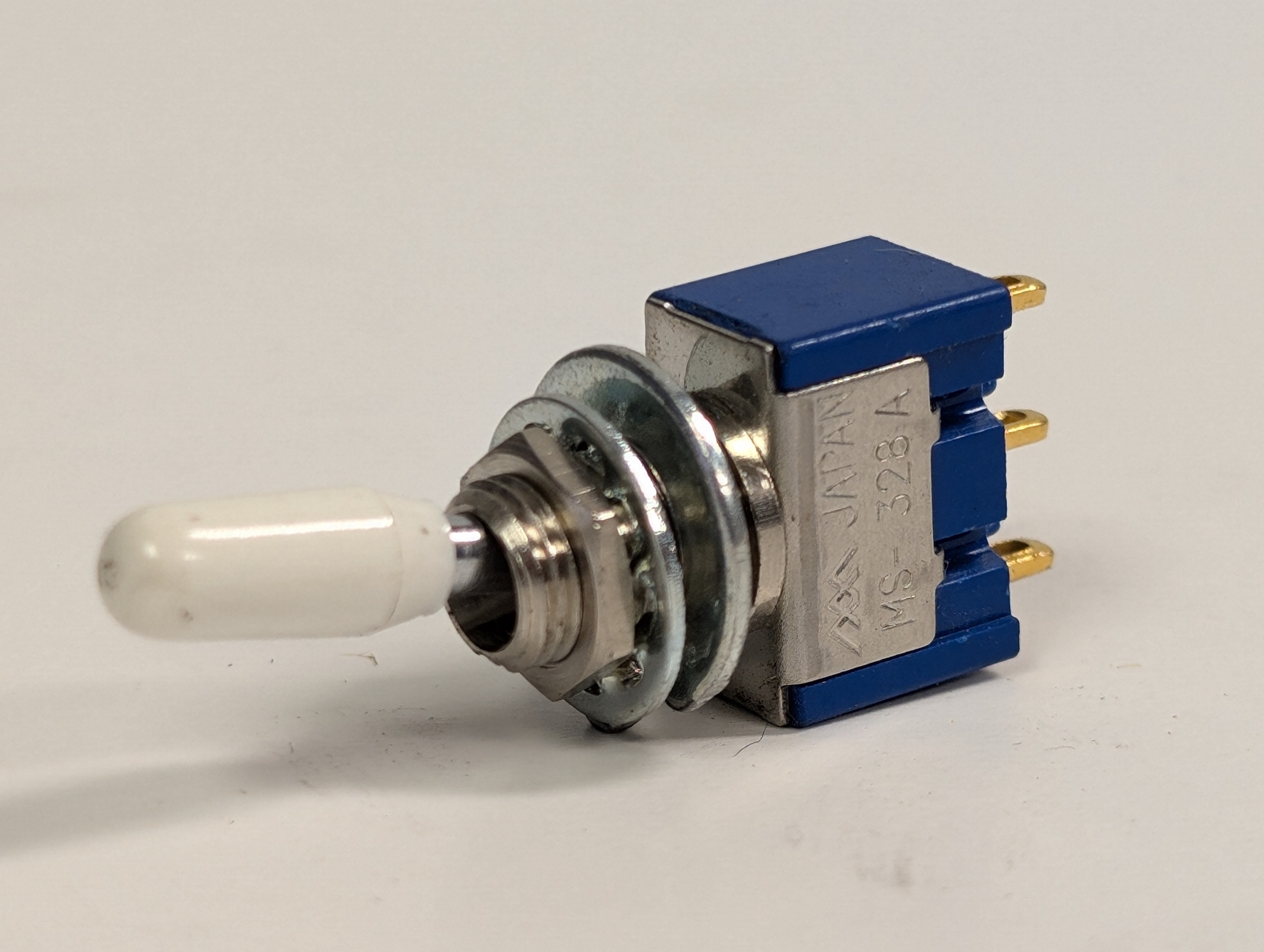 SPDT MINIATURE TOGGLE SWITCH