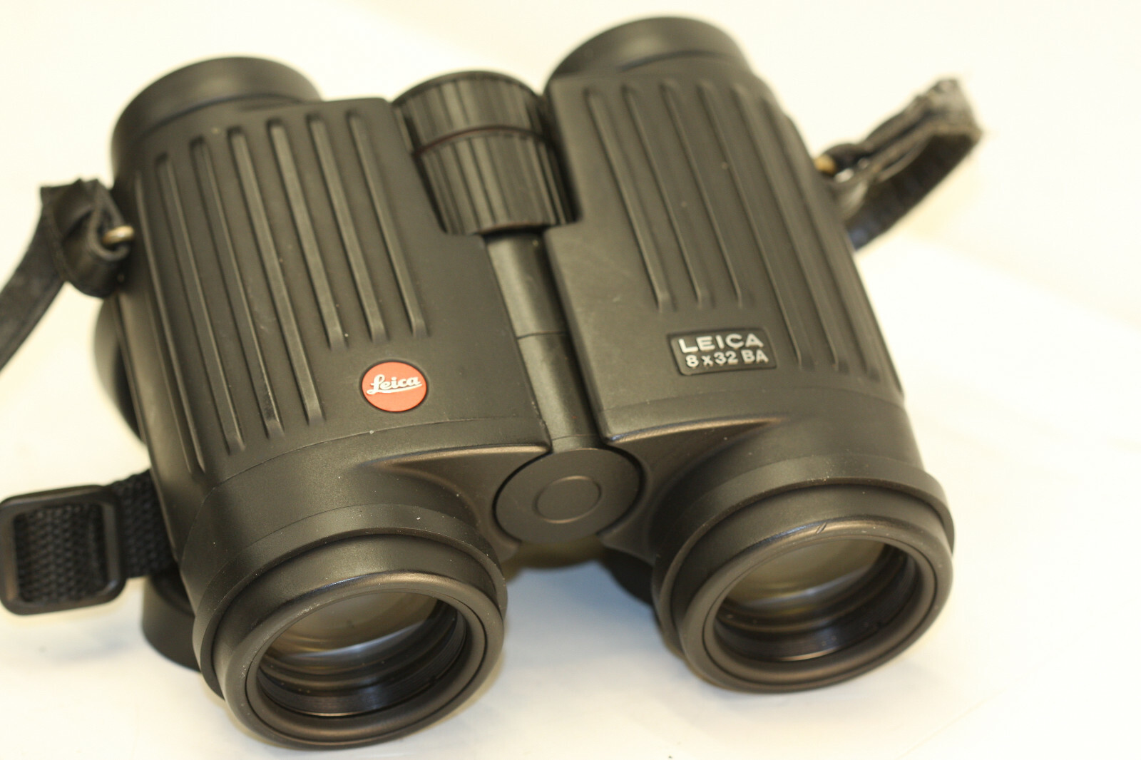 leica   8 x 32 ba  Binocular    world class  very clean...bright & clear
