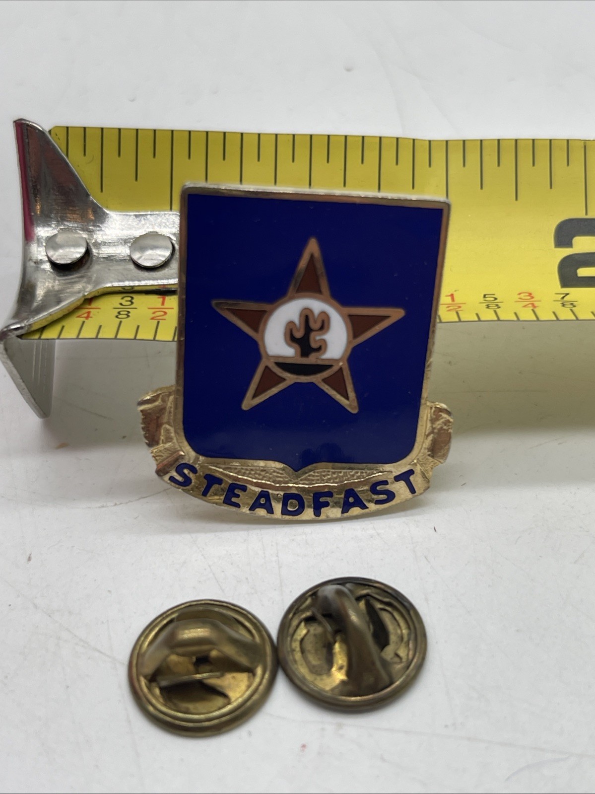 U.S. Military 409th Infantry Regiment DI DUI Insignia Crest Pin G23 STEADFAST