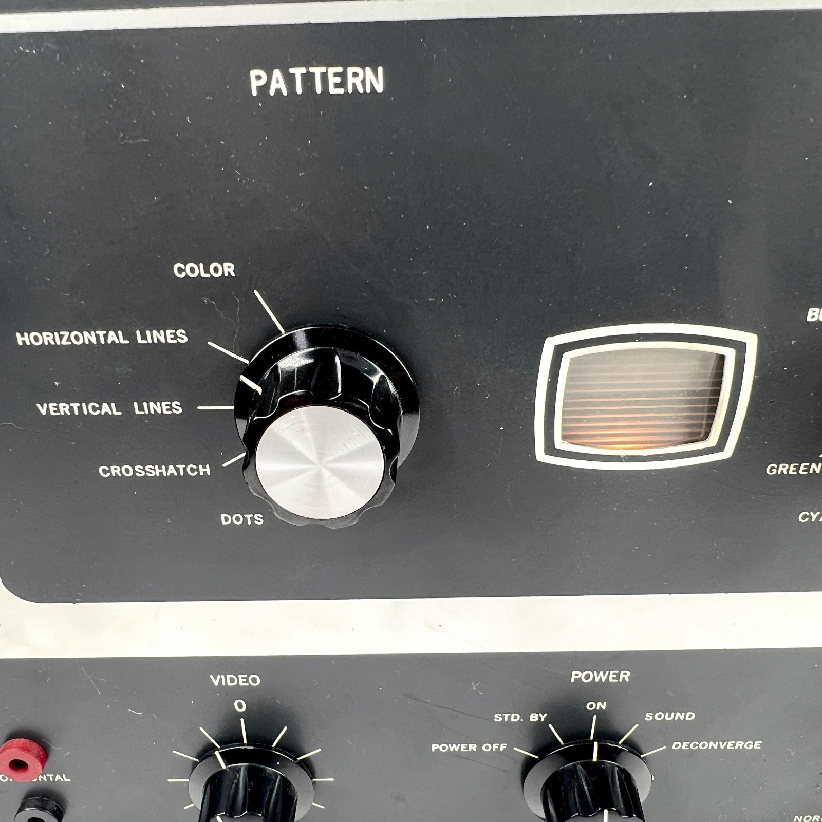 B&K Model 850 Color Analyst CRT TV Test Equipment - Powers On - READ BELOW