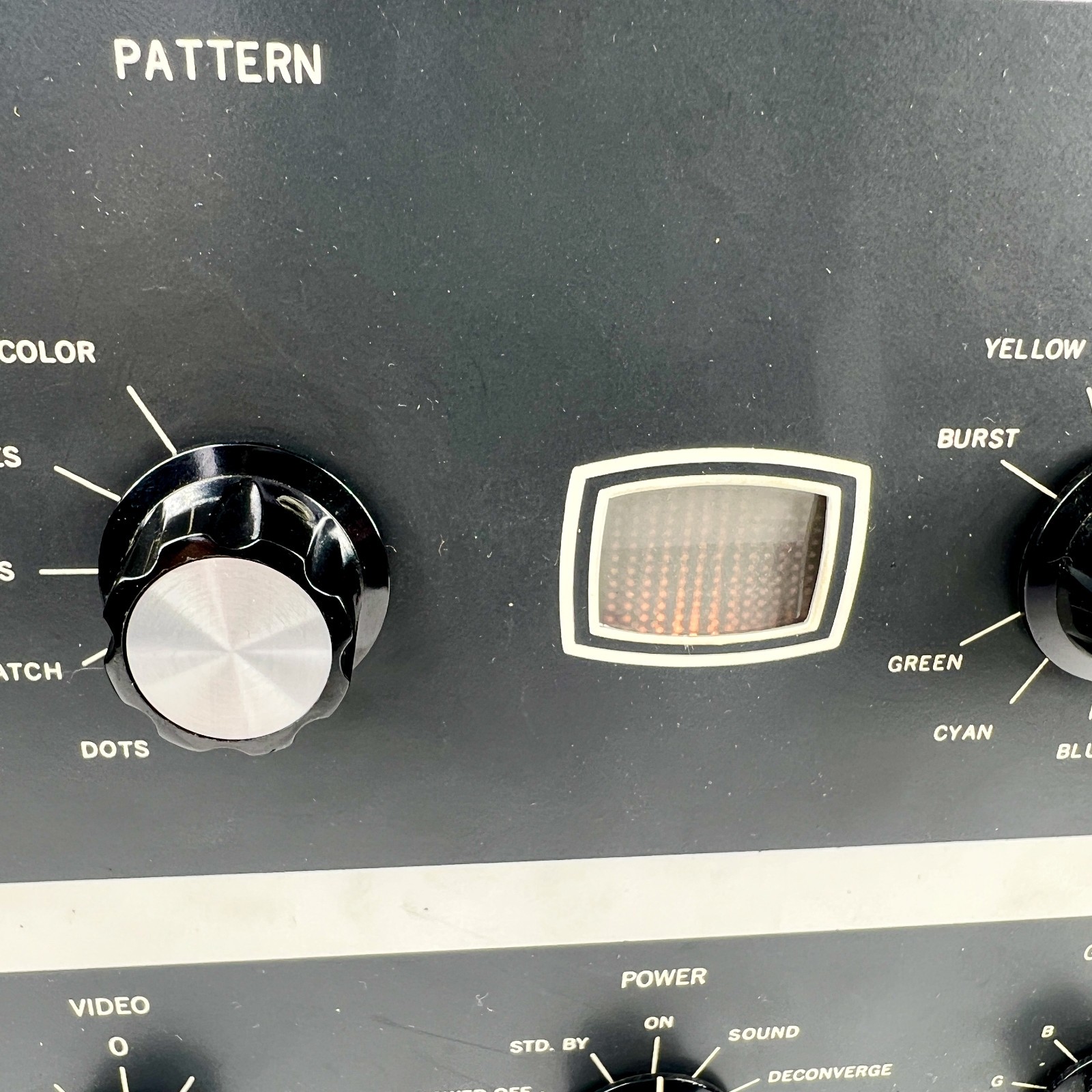 B&K Model 850 Color Analyst CRT TV Test Equipment - Powers On - READ BELOW