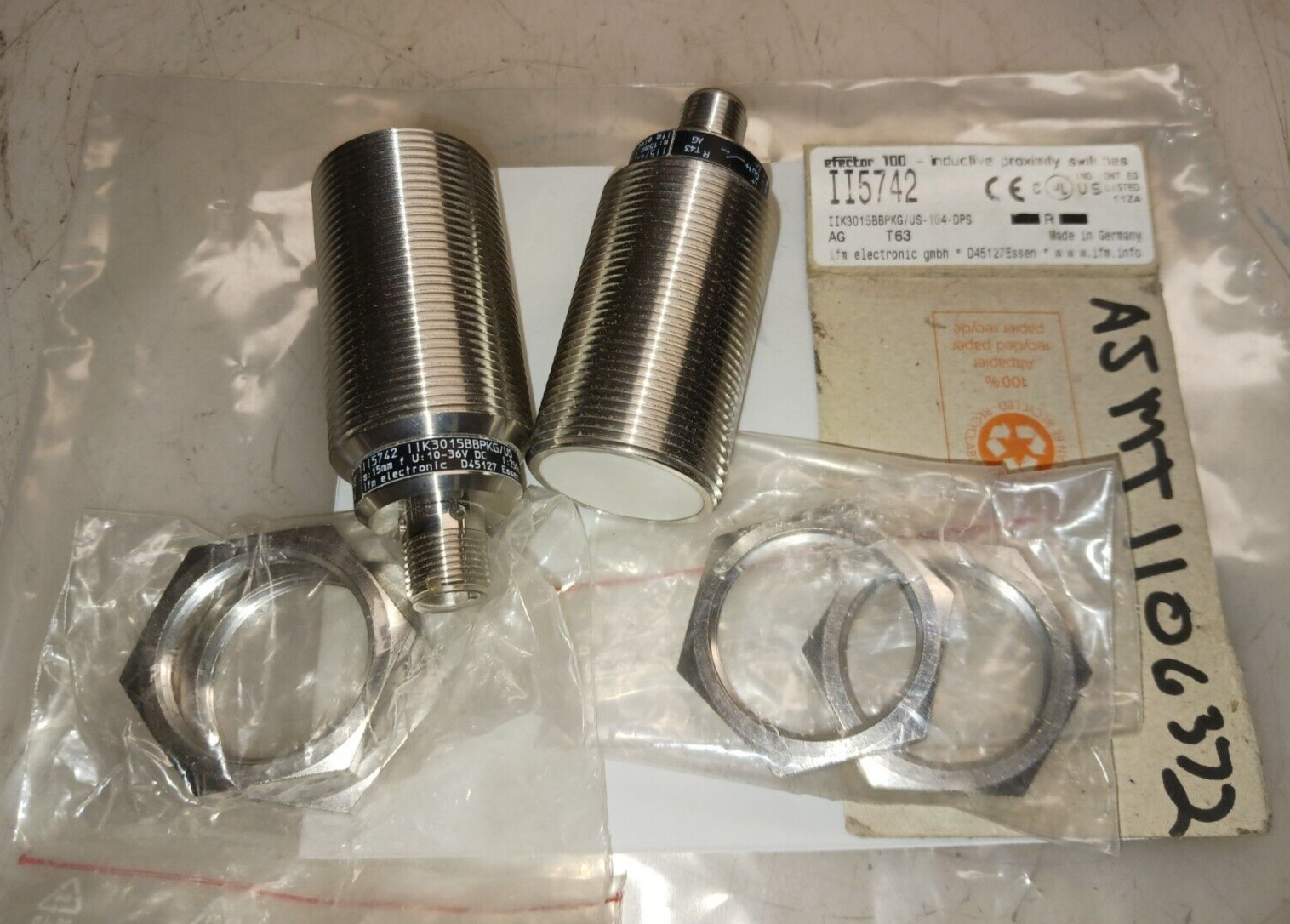 2) EFFECTOR II5742 INDUCTIVE PROXIMITY SWITCH IIK3015BBPKG/US-104-DPS  LOT OF 2