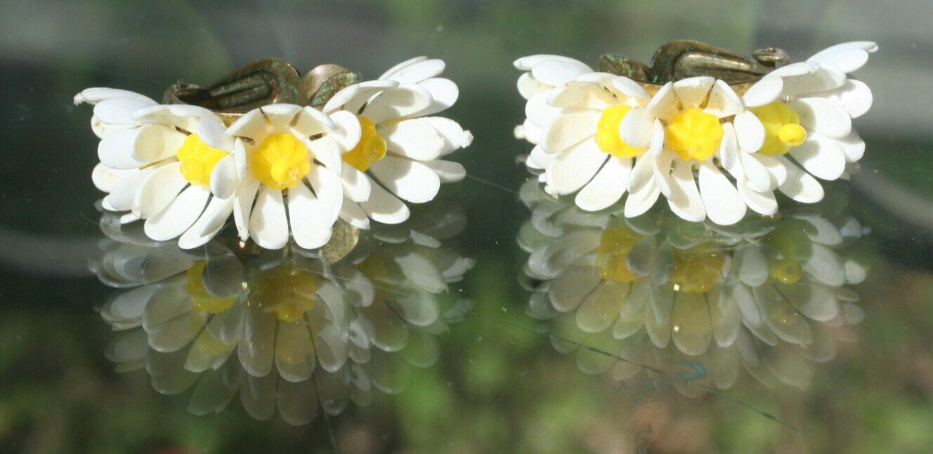 VINT :*WHITE & YELLOW DAISIES PLASTIC FLOWER CLIP ON EARRINGS 5 FLOWERS ON EACH: