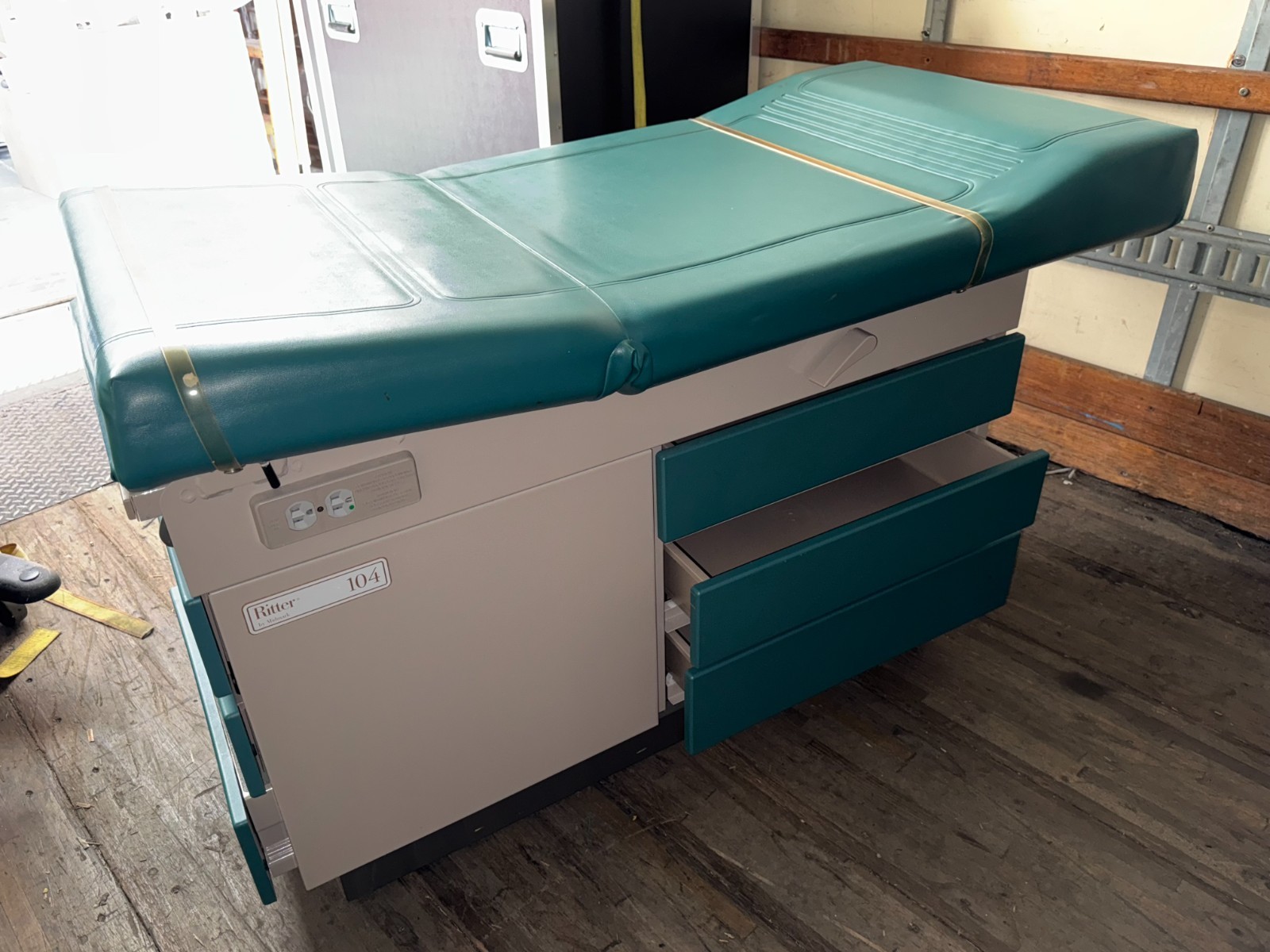 Midmark/Ritter 104 medical exam table (F629)