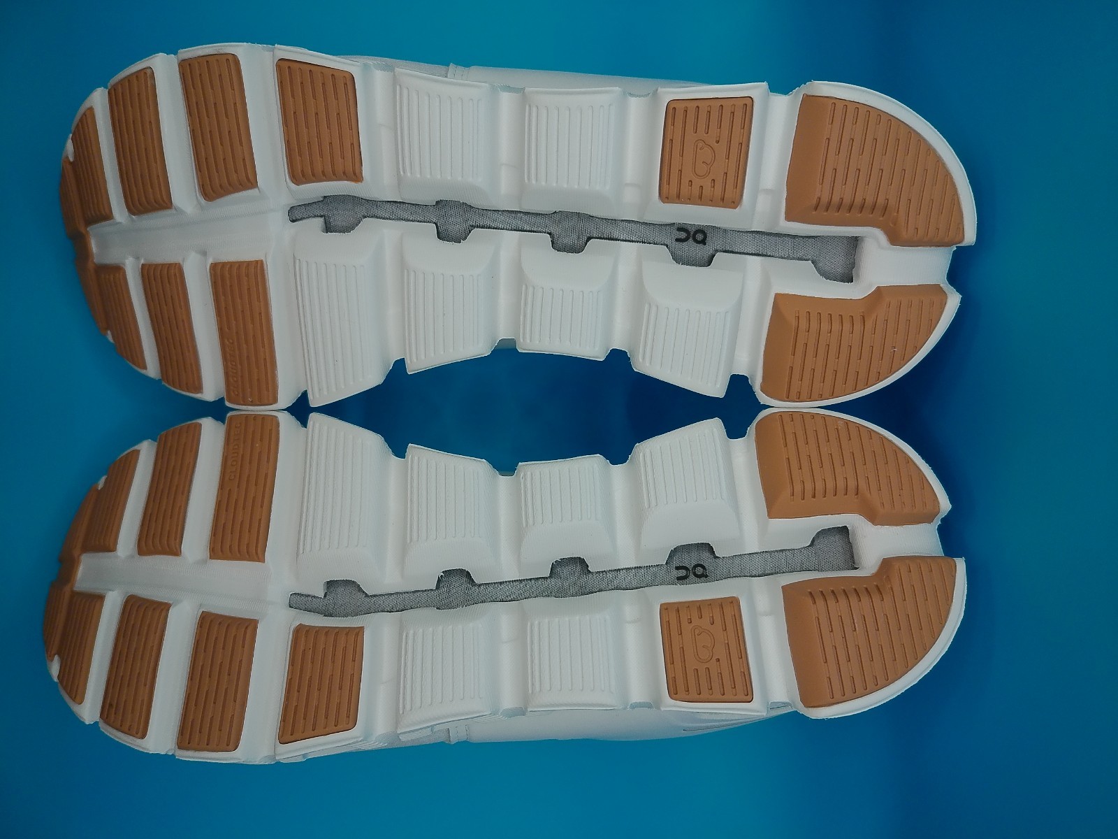 ON Cloud 5 Terry - White/Almond - Size: 10.5