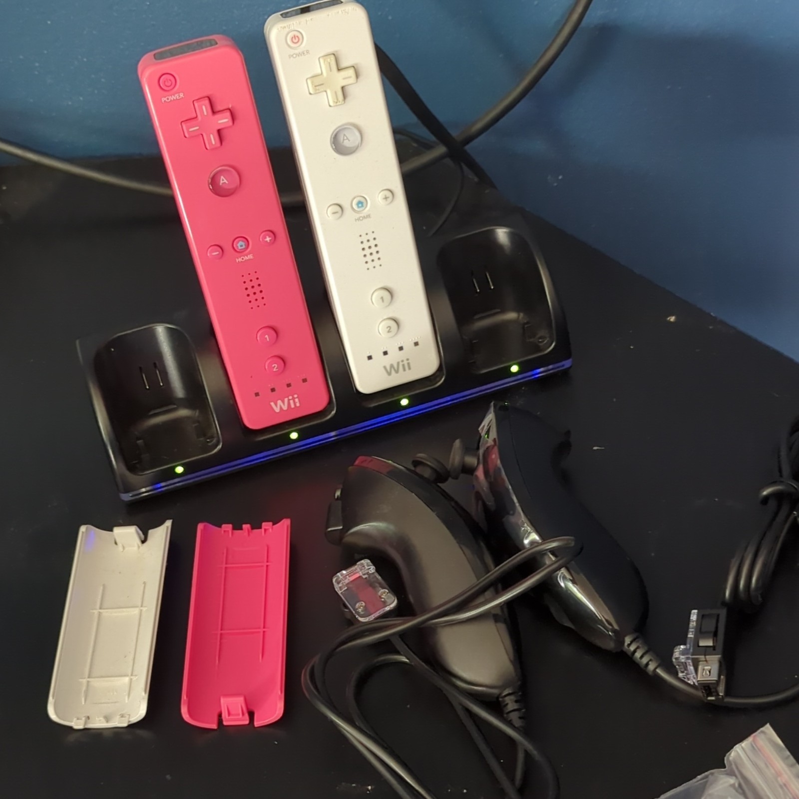 Wii Remote 4-Bay Charging Dock Wired LED, 2x 2800mAh Packs, Pink/White