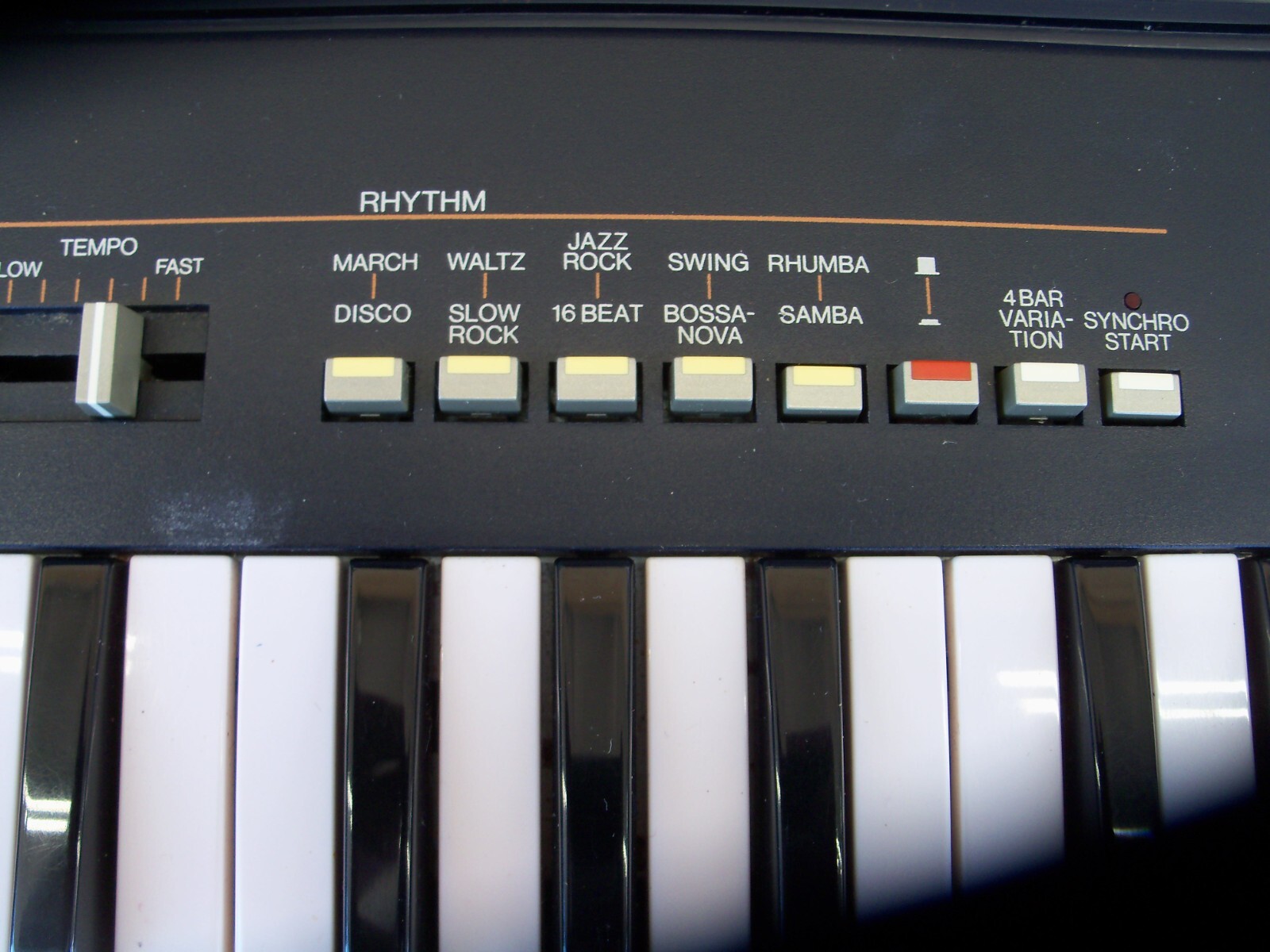 YAMAHA PORTASOUND PS-400 ELECTRONIC KEYBOARD (COMES WITH HARD SHELL CASE)