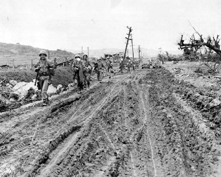 10th Army Troops Move into Yonabaru on Okinawa WWII 8x10 Photo 91a