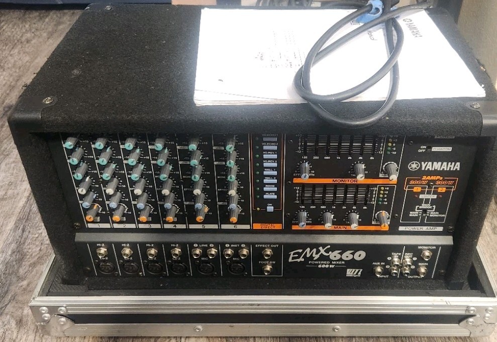 YAMAHA EMX660 Powered Mixer - 2 AMPS (300w + 300w) WITH ROAD READY HARD CASE