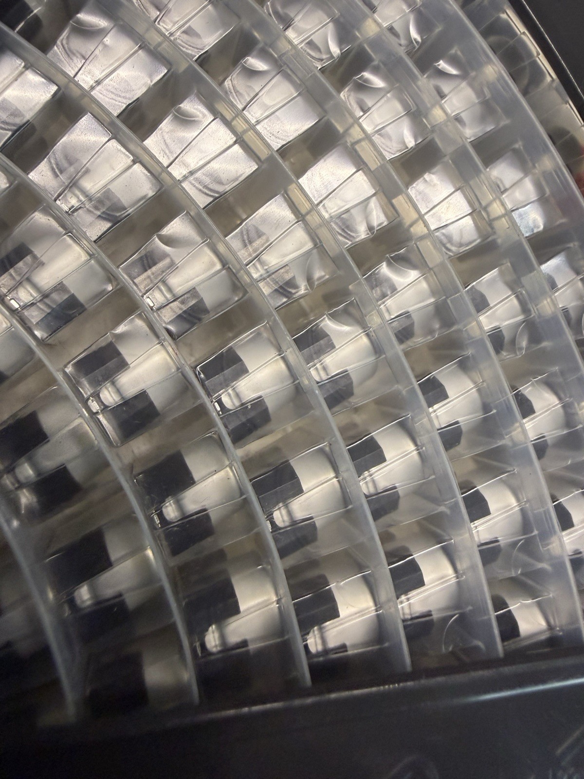 aluminum electrolytic capacitor 820 uf 25 V (40 PCs) SMD NIPPON CHEMI-CON