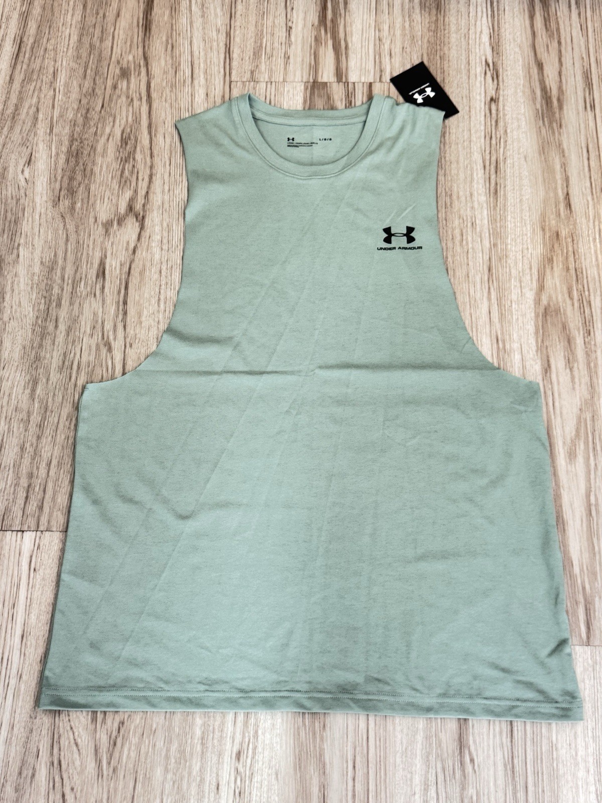 NWT Men’s Size L Under Armour Left Chest Cut Off Tank Top Shirt 1329286-348 $25