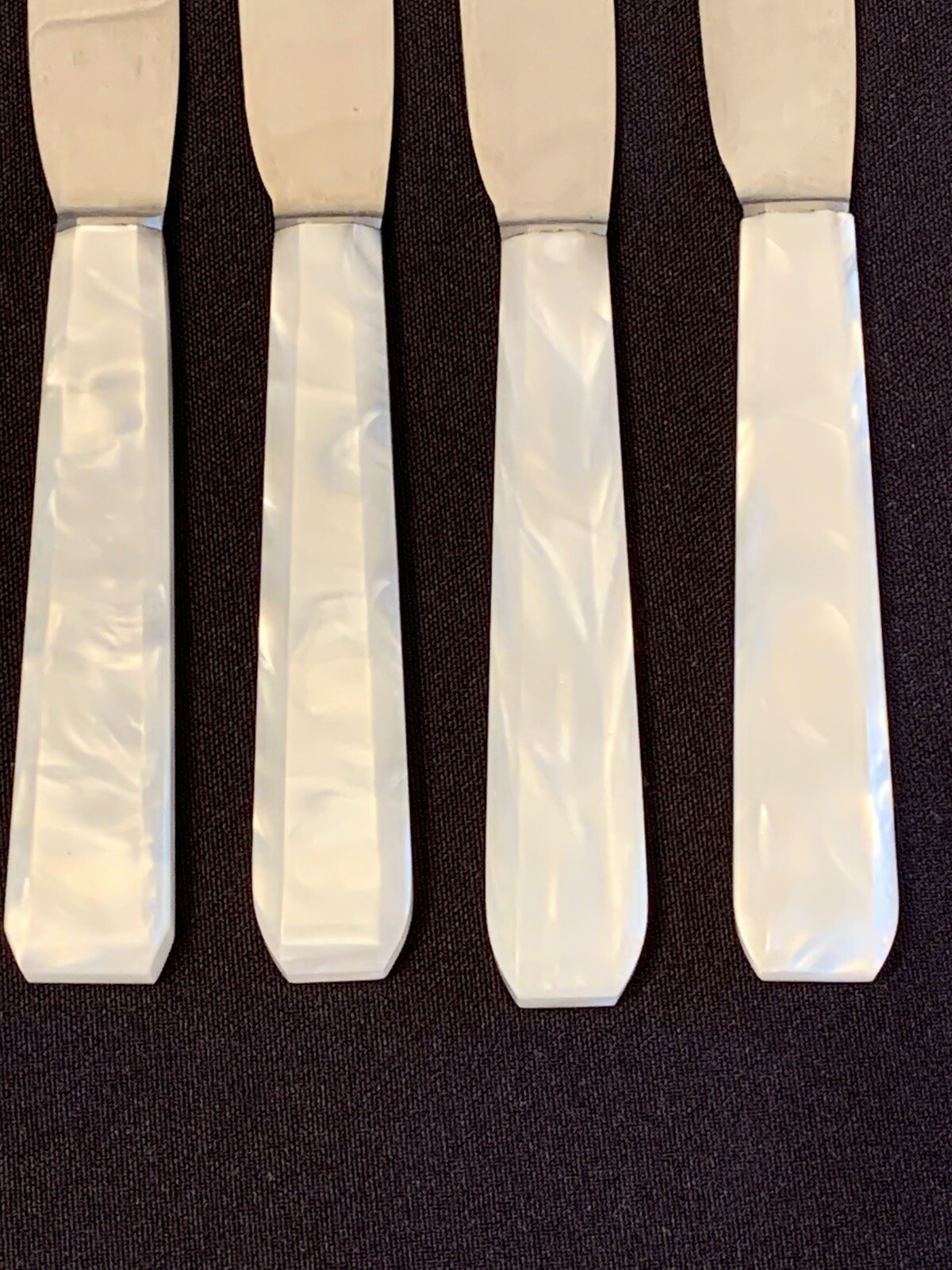 8 Vtg French PEARL Handle Dinner Knives 4 AS DE Trefle 4 ACIER Inoxydable Blades