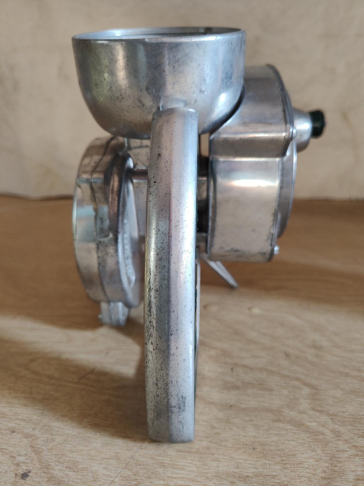 Scott's Zephyr Moderl A61 Hand Crank Spreader